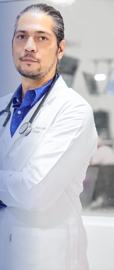 Dr. Héctor Parra Lomelí, nefrólogo, en la unidad de hemodiálisis