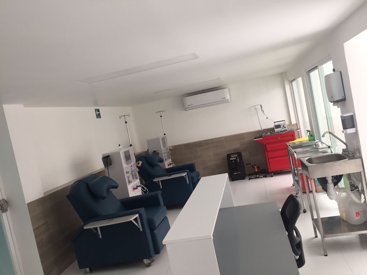 Interior de la unidad: sillones de hemodiálisis y equipos modernos